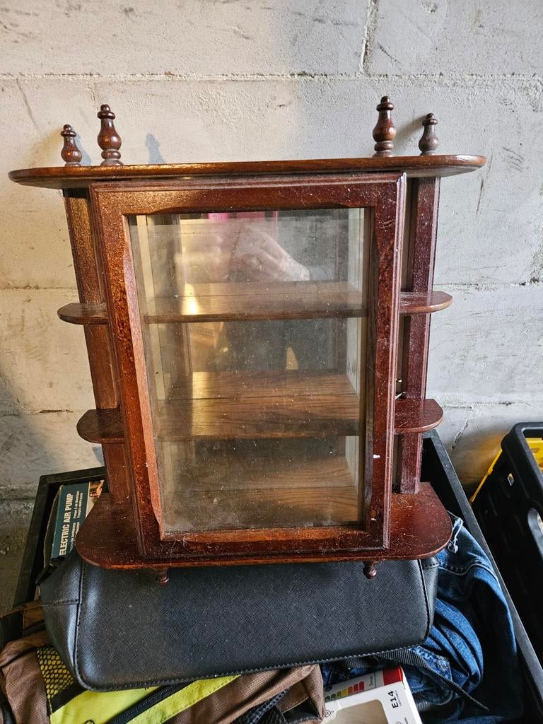 Vintage houten vitrinekastje - meubelfabriek Oisterwijk, Antiek en Kunst, Antiek | Meubels | Kasten, Ophalen