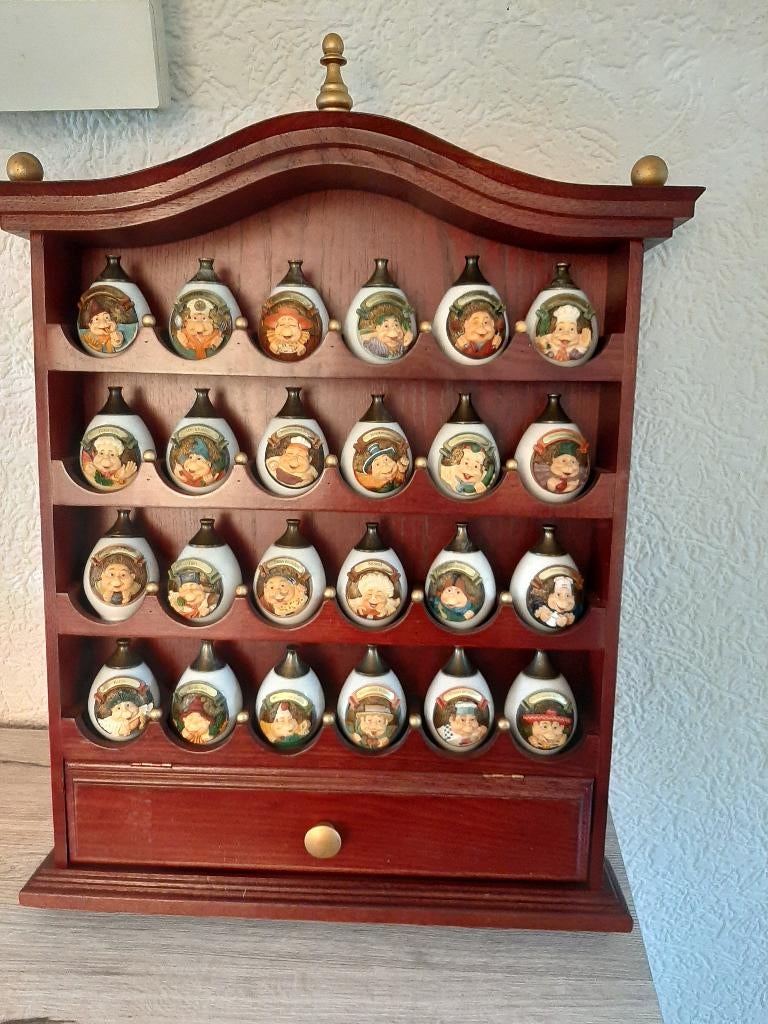 Laven efteling kruidenrek met 24 porseleinen eieren, Verzamelen, Efteling, Zo goed als nieuw, Beeldje of Poppetje, Ophalen of Verzenden