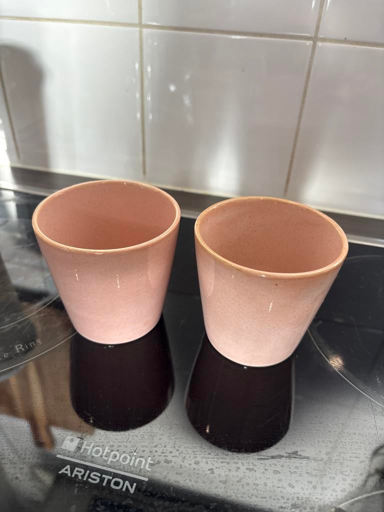 Twee kleine pastel roze koffiekopjes, Ophalen, Gebruikt, Keramiek, Effen