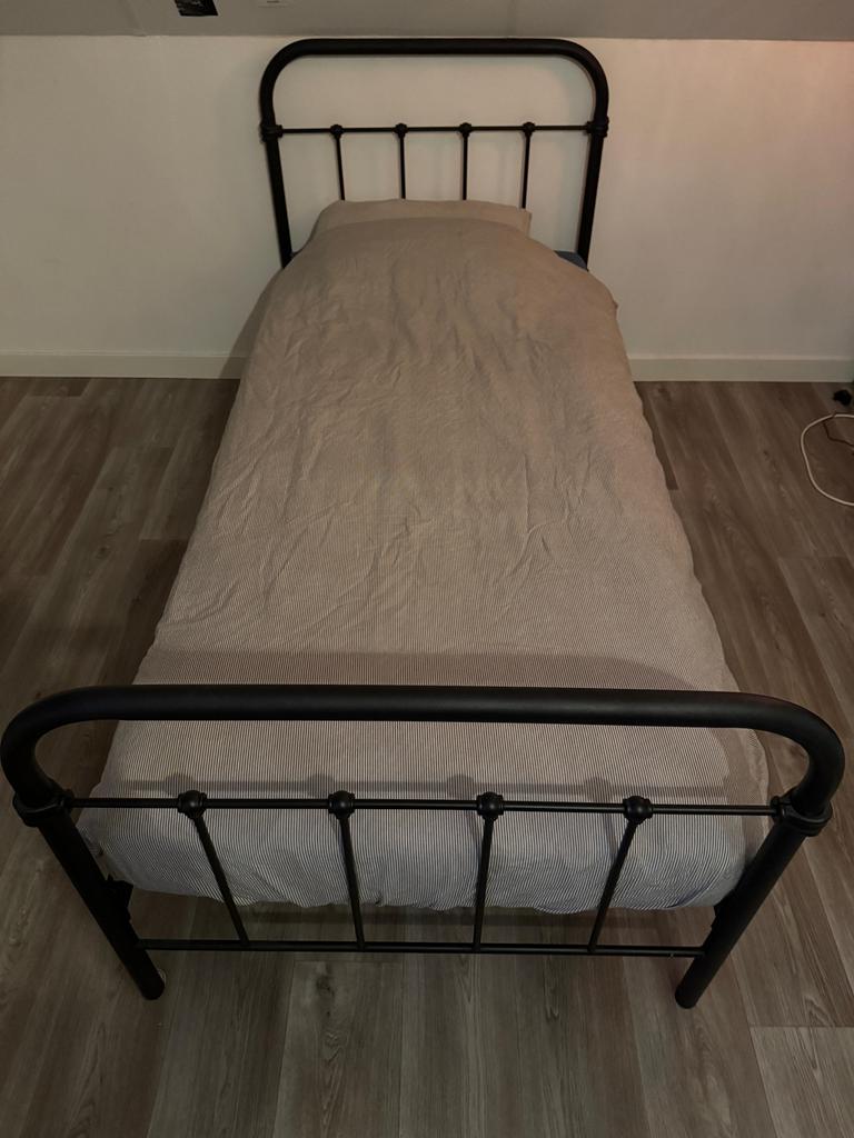 Zwart eenpersoonsbed Anne (Leen Bakker), Huis en Inrichting, Slaapkamer | Bedden, Ophalen, Gebruikt, 90 cm, Eenpersoons