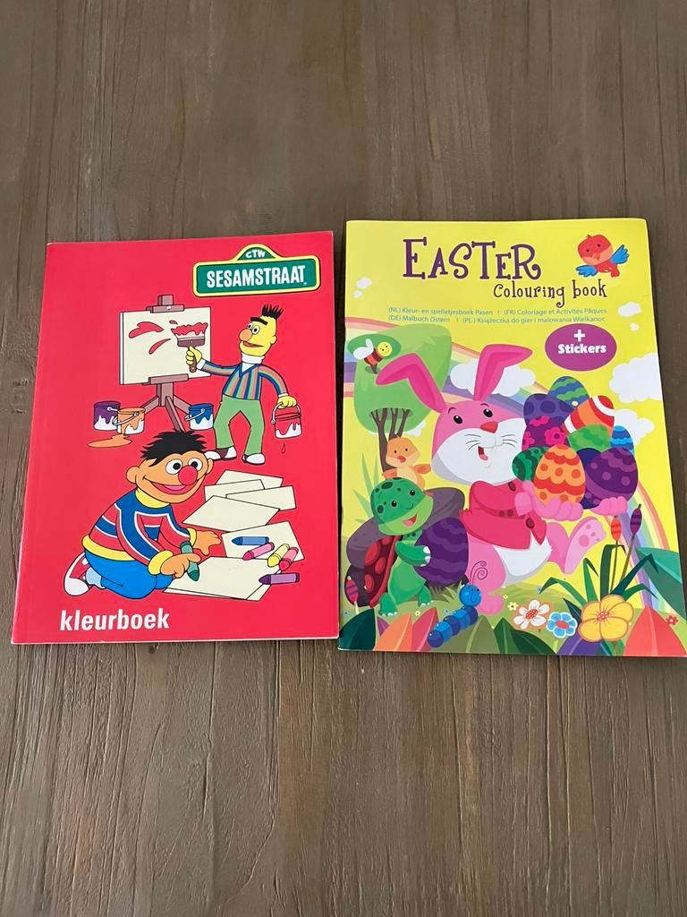 Bert en Ernie sesamstraat/pasen kleur en stickerboek, Boeken, Ophalen of Verzenden, Zo goed als nieuw, Jongen of Meisje, Non-fictie