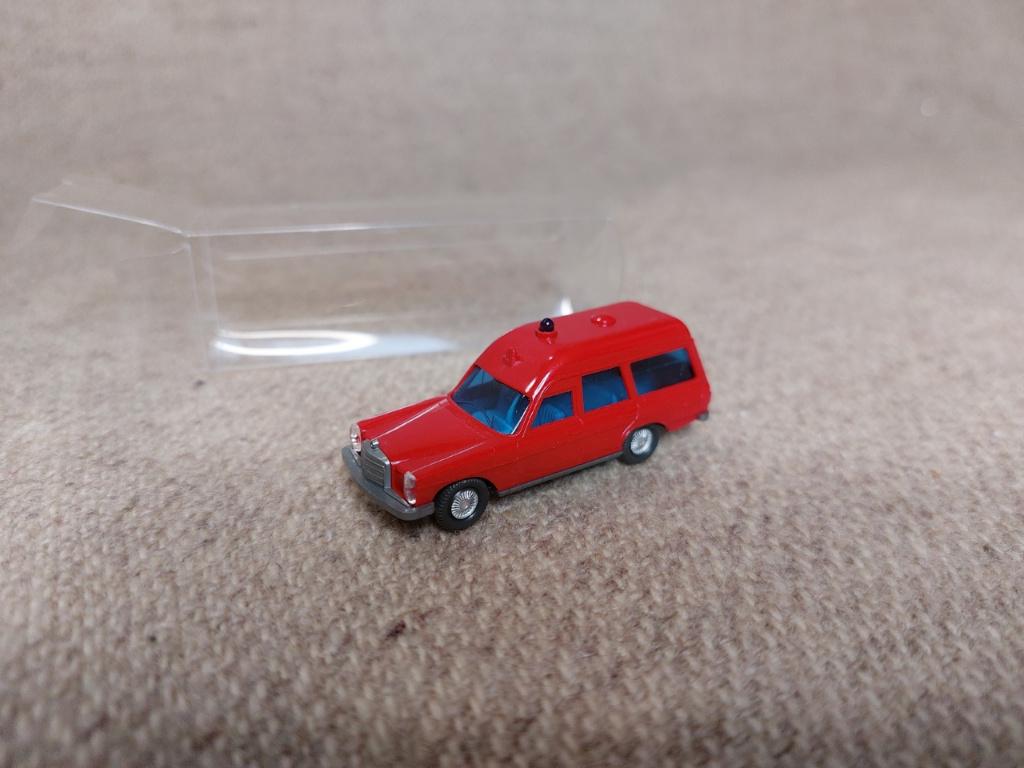 Mercedes-Benz 200 Binz Feuerwehr Ambulance Wiking 1:87 H0, Hobby en Vrije tijd, Modelauto's | 1:87, Ophalen of Verzenden, Zo goed als nieuw