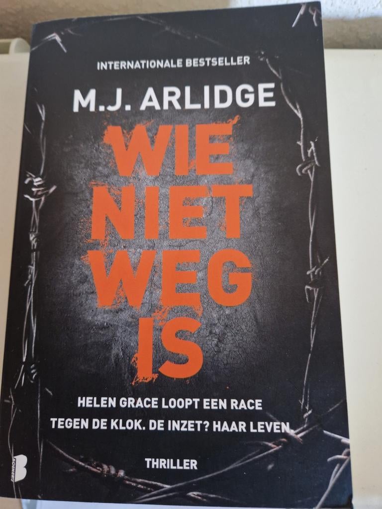 M.J. Arlidge - Wie niet weg is (Thriller), Boeken, Ophalen of Verzenden, Zo goed als nieuw, M.J. Arlidge, Nederland