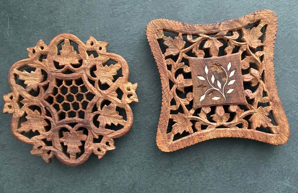 2 vintage handgesneden houten onderzetters India, Ophalen of Verzenden, Gebruikt, Overig