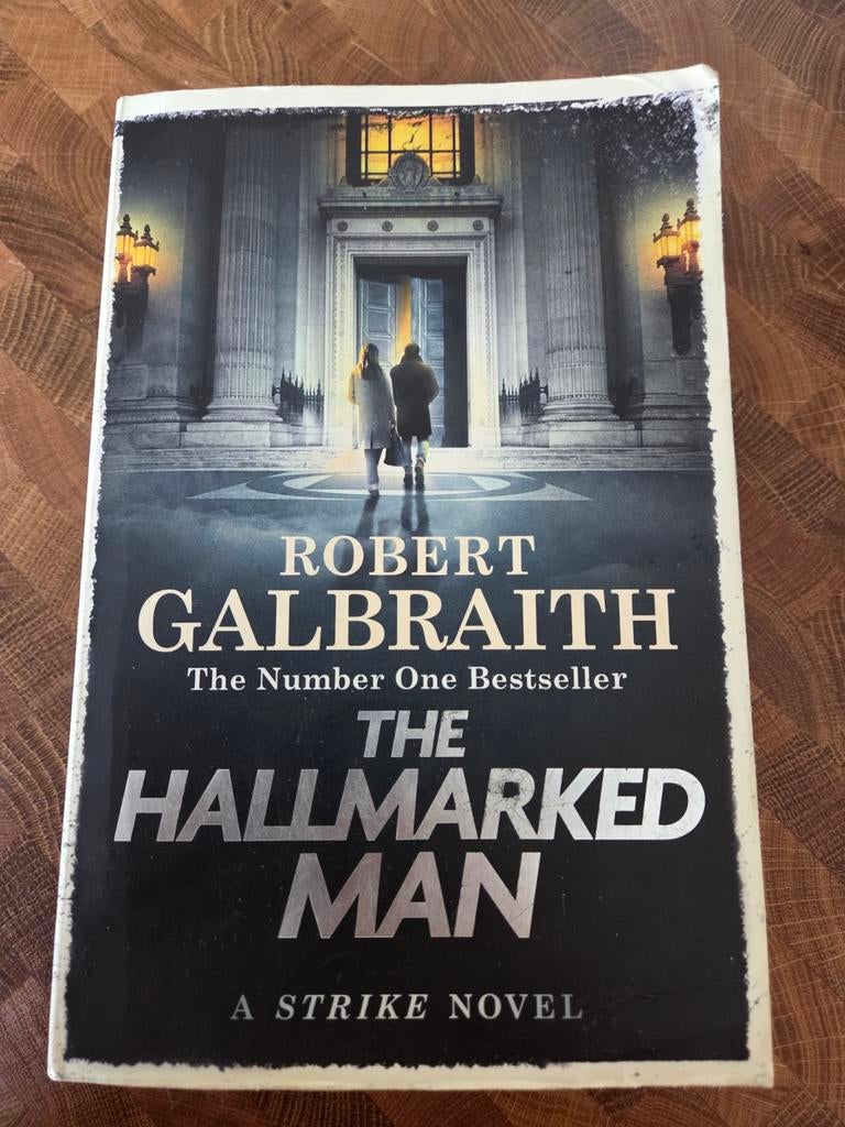 The Hallmarked Man - Robert Galbraith (Strike Novel), Boeken, Ophalen of Verzenden, Gelezen, Robert Galbraith, Europa overig