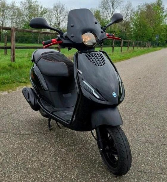Piaggio zip 50cc 4 takt •nieuwstaat•, Fietsen en Brommers, Scooters | Piaggio, Ophalen, Zip, Zo goed als nieuw, Benzine