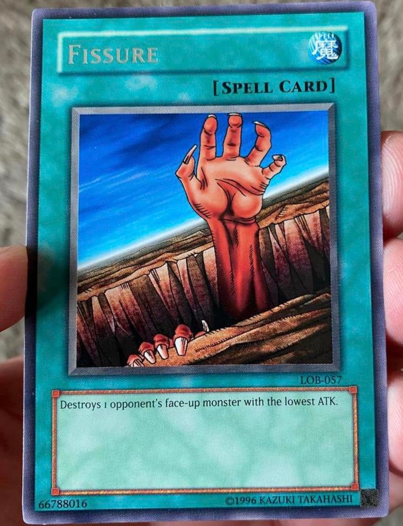Yu-Gi-Oh! Fissure LOB Old Print !, Ophalen of Verzenden, Zo goed als nieuw, Losse kaart
