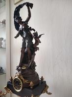 Te koop mooie Franse klok vrouw in strijdwagen, Antiek en Kunst, Antiek | Klokken, Ophalen