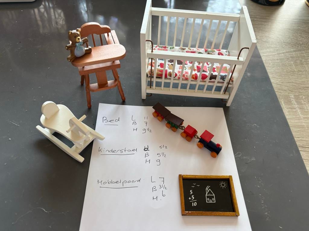 Poppenhuis meubels: bed, kinderstoel, hobbelpaard, Ophalen of Verzenden, Gebruikt, Poppenhuis