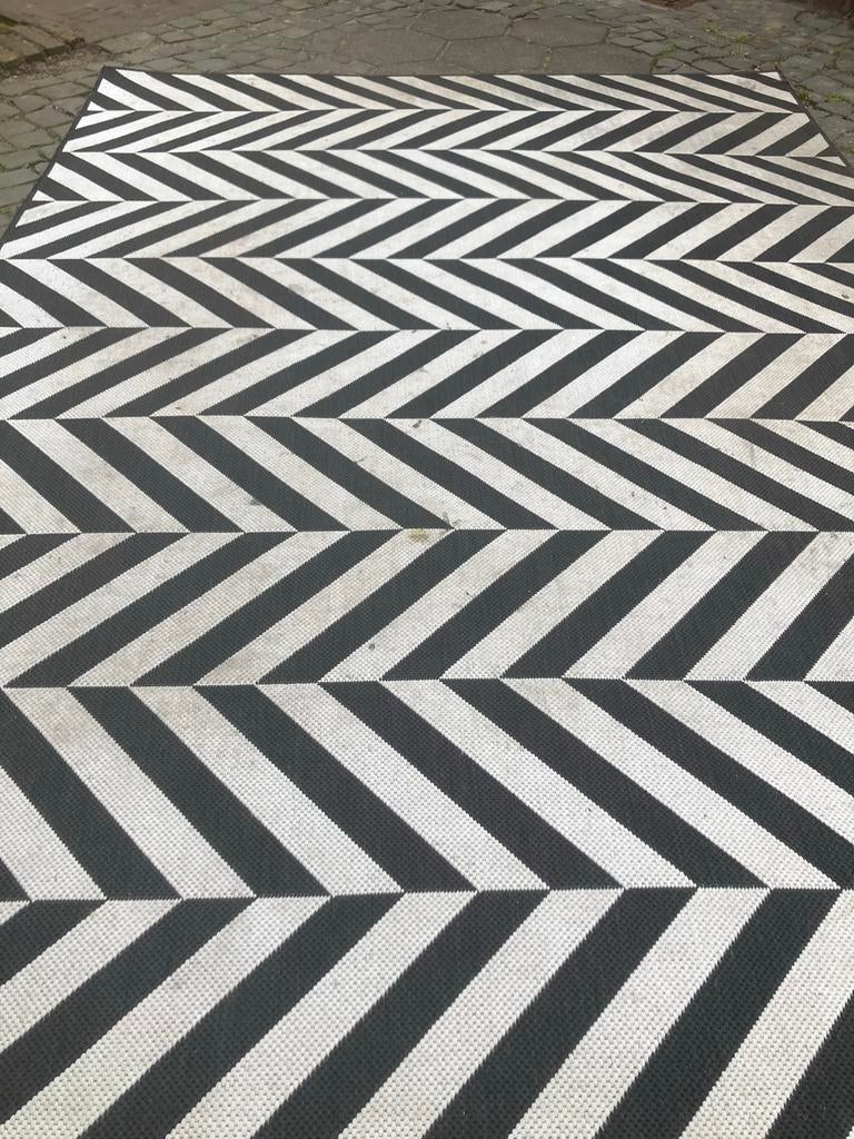 Buiten vloerkleed zwart wit zigzagpatroon van Ikea, Huis en Inrichting, Stoffering | Tapijten en Kleden, Ophalen, Gebruikt, Zwart