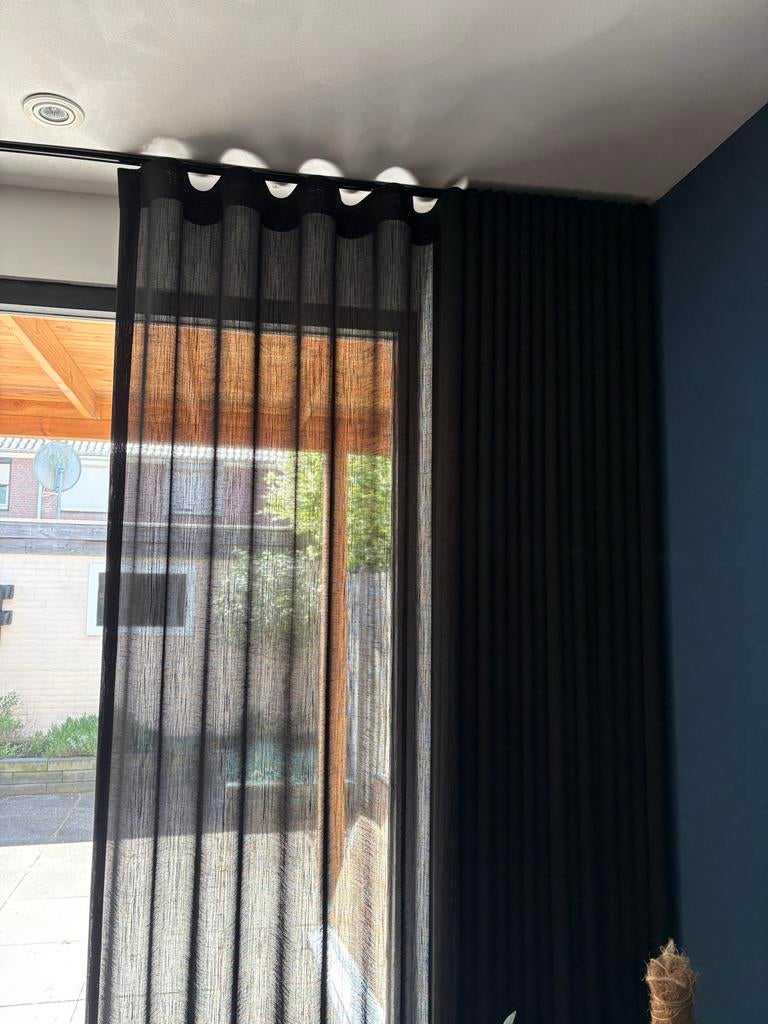 Zwarte inbetween gordijnen, Huis en Inrichting, Stoffering | Gordijnen en Lamellen, Ophalen, 200 cm of meer, Zwart, Zo goed als nieuw