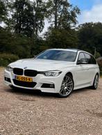 BMW 318i Touring M-Sport|Pano|Trekhaak|Carplay|automaat, Automaat, Zwart, 1465 kg, Wit