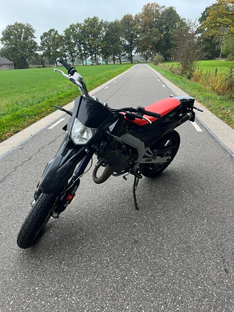 Aprilia SX 50 Factory uit 2019 met 28.929 km, Fietsen en Brommers, Brommers | Derbi, Ophalen, 6 versnellingen, Gebruikt, Maximaal 45 km/u