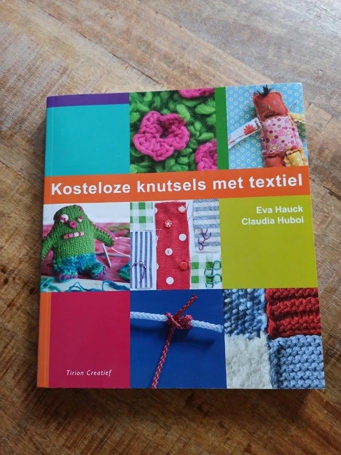 Boek Kosteloze knutsels met textiel, Overige thema's, Textiel, Ophalen of Verzenden, Zo goed als nieuw