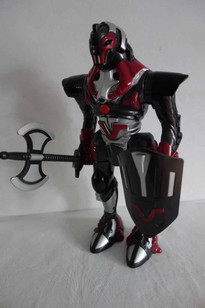 Robot met bijl en schild., Ophalen of Verzenden, Zo goed als nieuw