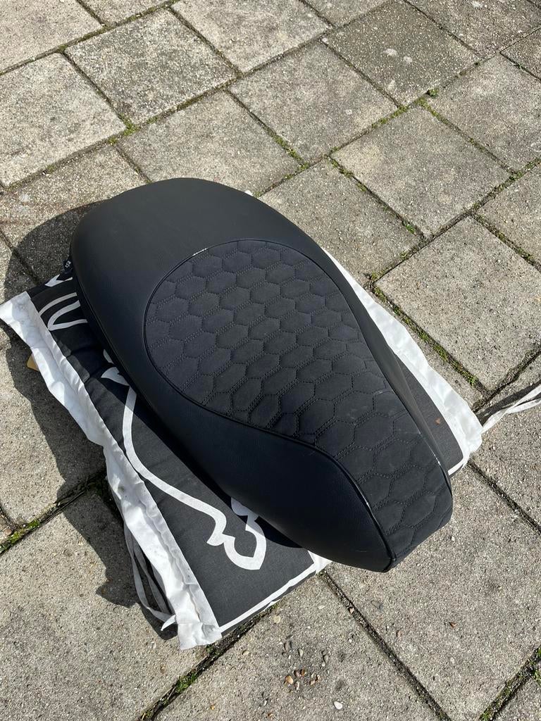 Vespa sprint custom seat handgemaakte zadelhoes.