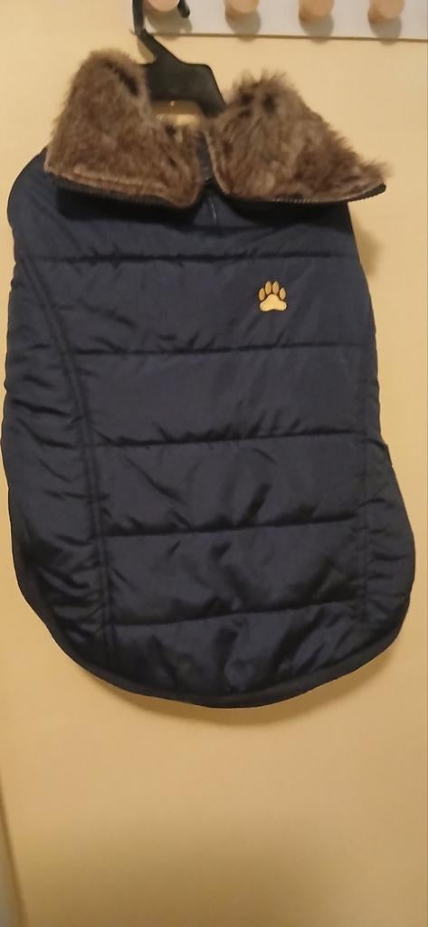 Nieuw honden jasje kleur blauw met bond, Ophalen of Verzenden, Nieuw, Hondenjas