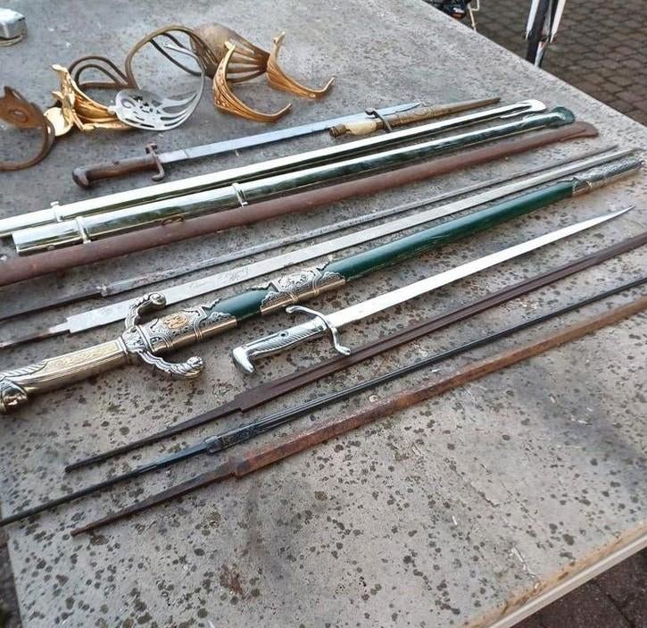 Lot bajonetten, sabels, degens, handguards en lemetten, Antiek en Kunst, Antiek | Overige Antiek, Ophalen of Verzenden