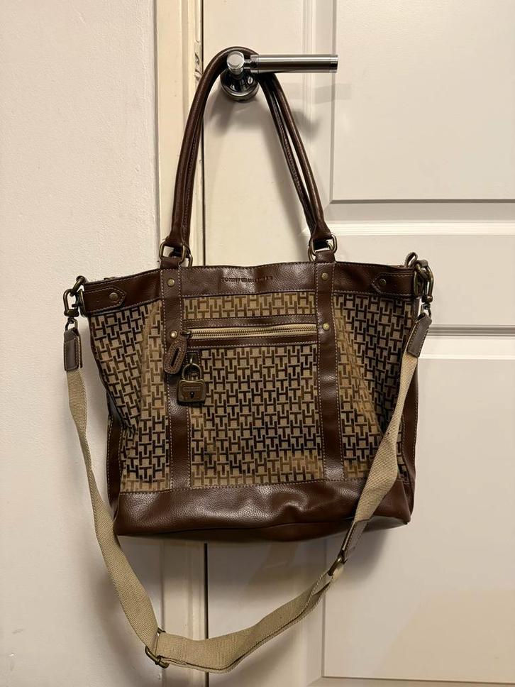 Tommy Hilfiger schoudertas, Sieraden, Tassen en Uiterlijk, Tassen | Schoudertassen, Gebruikt, Bruin, Ophalen of Verzenden