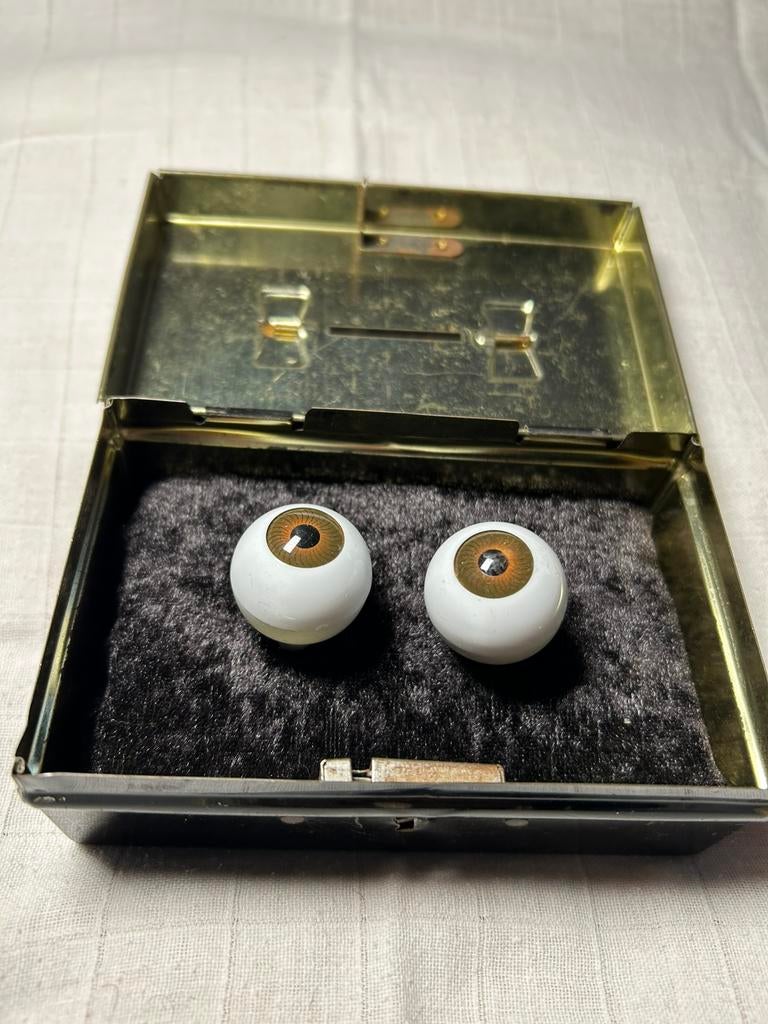 Metalen blikken schatkistje met ogen “een ogenblikje”, Ophalen of Verzenden