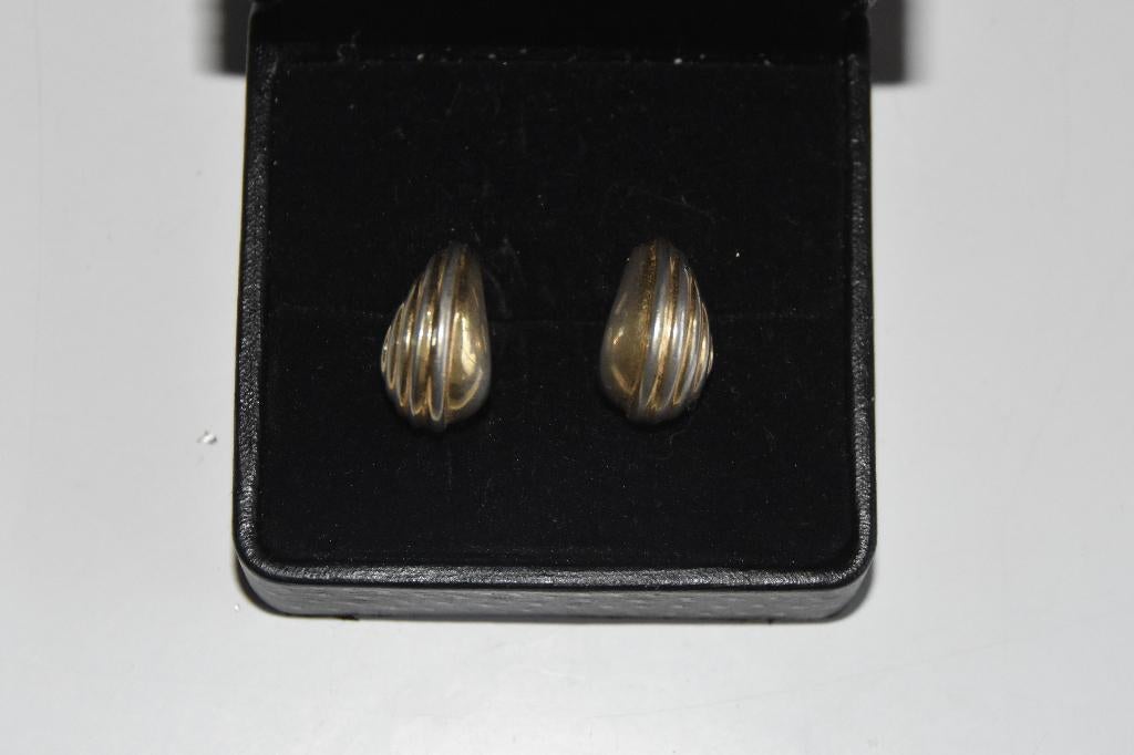 Mooie goud kleurige oorbellen / creolen, Overige materialen, Gebruikt, Verzenden, Knopjes of Stekers