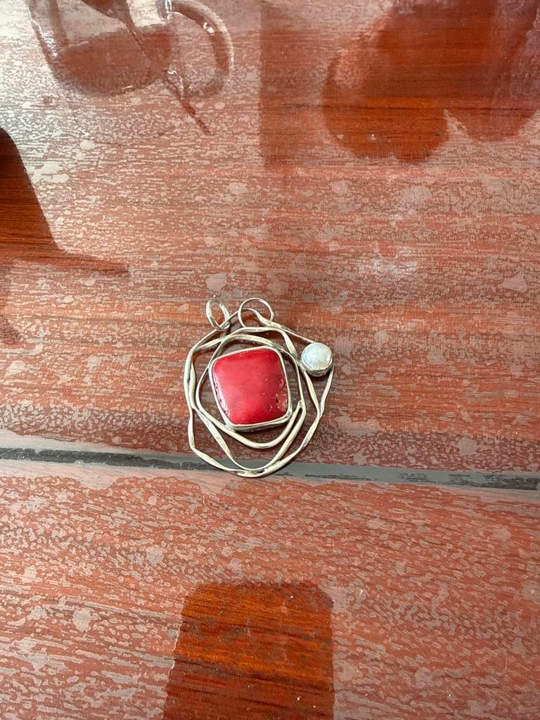 Zilveren hanger met rode steen en parel, Gebruikt, Overige voorstellingen, Ophalen of Verzenden, Met edelsteen