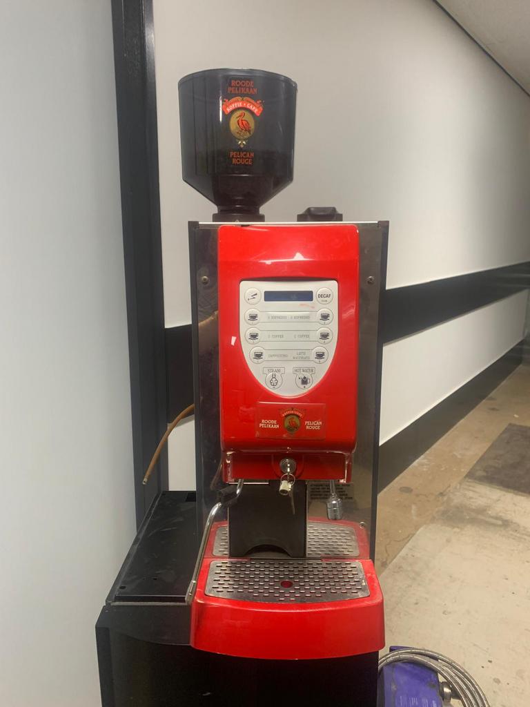 Koffiemachine rode pelikaan, met bonen en stoom, Witgoed en Apparatuur, Koffiezetapparaten, Gebruikt, 10 kopjes of meer, Koffiemachine