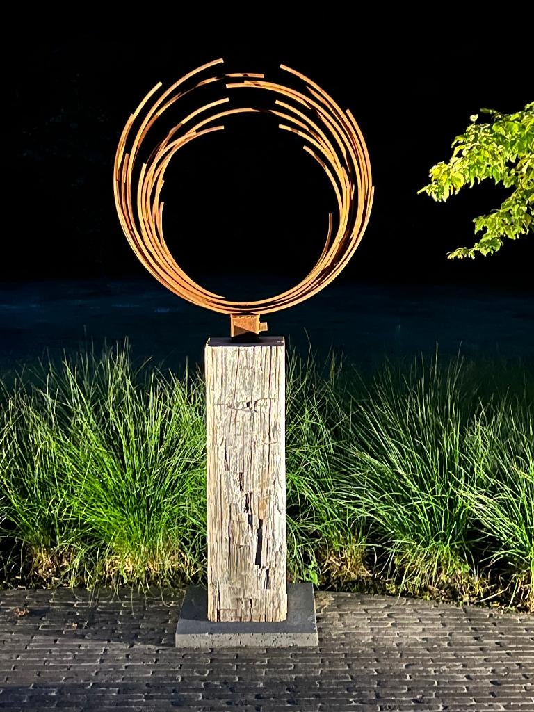 IJzeren tuinbeelden op hardhouten sokkel, Tuin en Terras, Tuinbeelden, Ophalen of Verzenden, Nieuw, Metaal, Abstract beeld