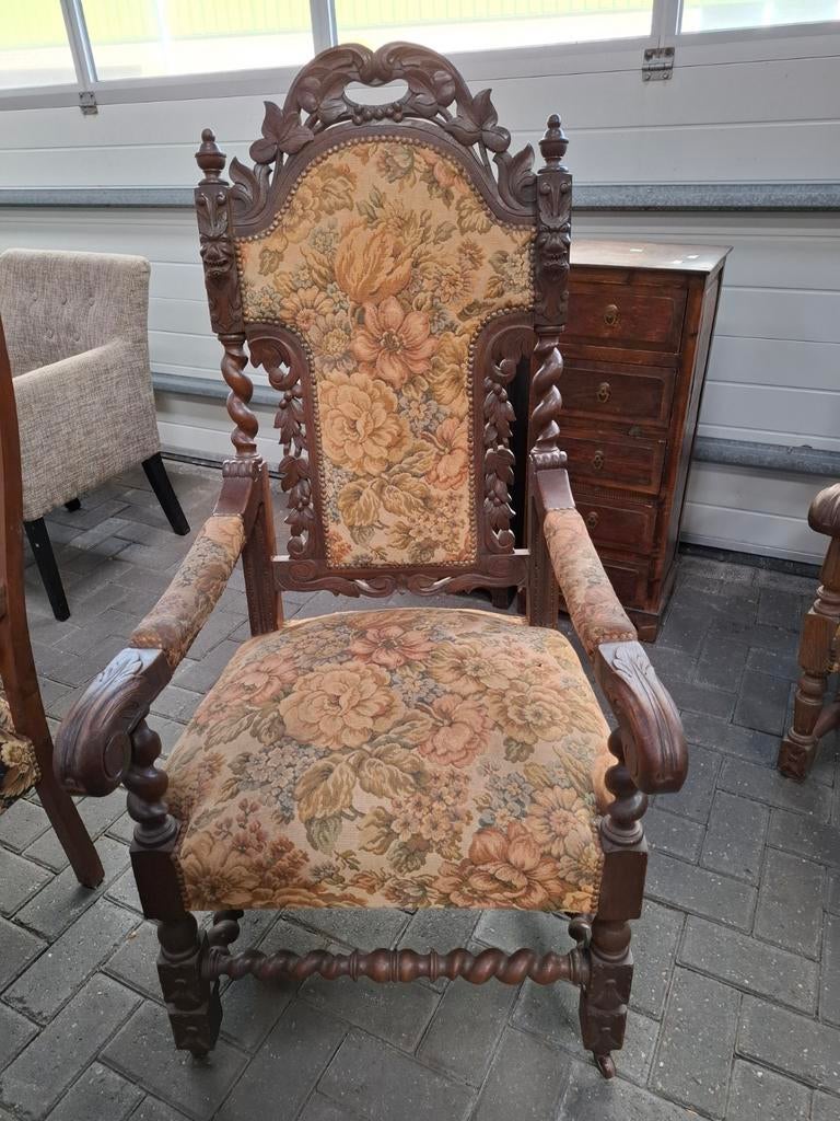 Antieke fauteuil met bloemenpatroon, Ophalen
