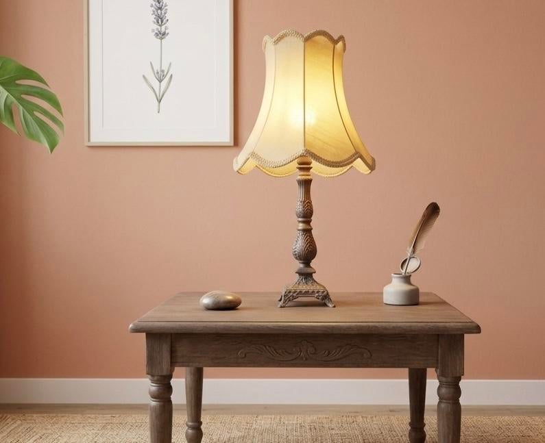 Klassieke vintage tafellamp (barok) met bewerkte voet, Ophalen of Verzenden