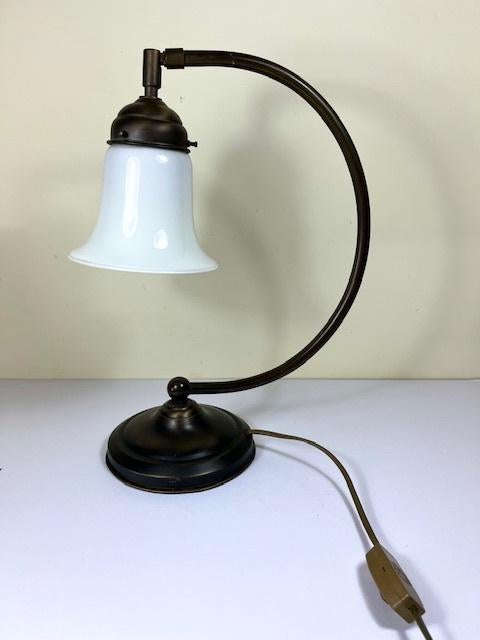 Klassieke bureaulamp met opaline kelkvormige kap, Ophalen of Verzenden, Zo goed als nieuw, Glas, Minder dan 50 cm