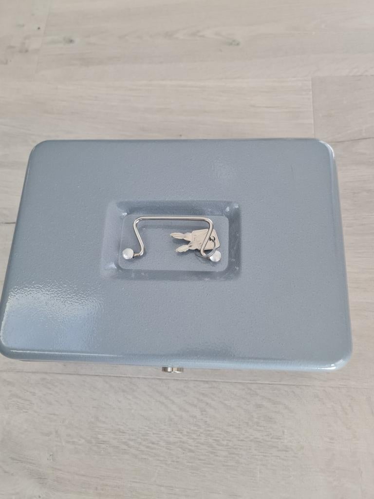Stalen geld kistje met sleutel. 30 x 21 en 10 cm, Ophalen of Verzenden, Nieuw