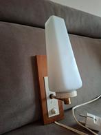 Vintage wandlamp met melk glazen kapje., Huis en Inrichting, Lampen | Wandlampen, Ophalen of Verzenden