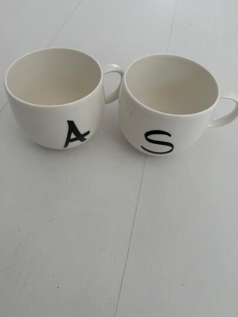 Twee witte Villeroy&Boch mokken met letter A en S, Gebruikt, Keramiek, Ophalen of Verzenden, Effen