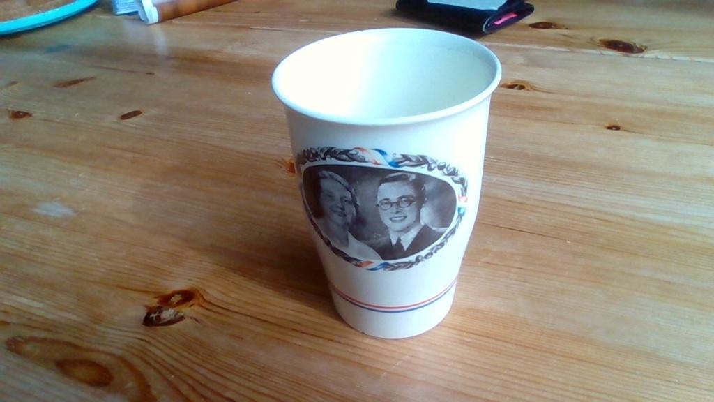 Beker verloving en huwelijk Juliana en Bernhard, Verzamelen, Ophalen of Verzenden, Zo goed als nieuw, Nederland, Servies