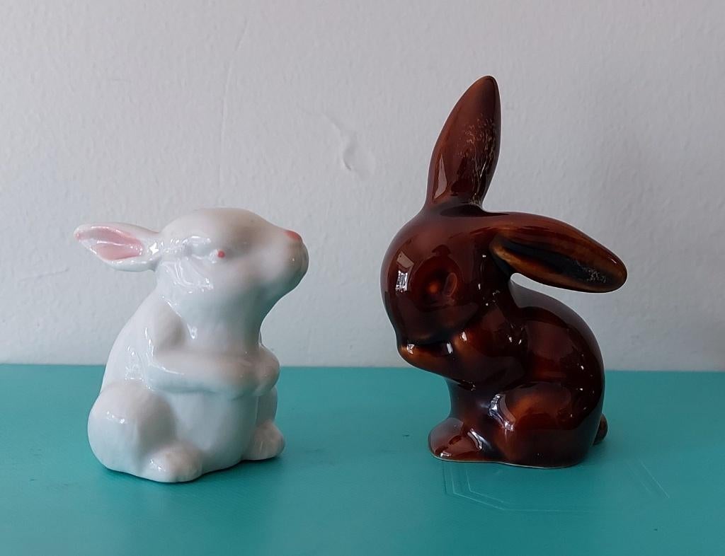 2 Beeldje porselein haasjes konijntjes Pasen bruin wit, Ophalen of Verzenden, Zo goed als nieuw