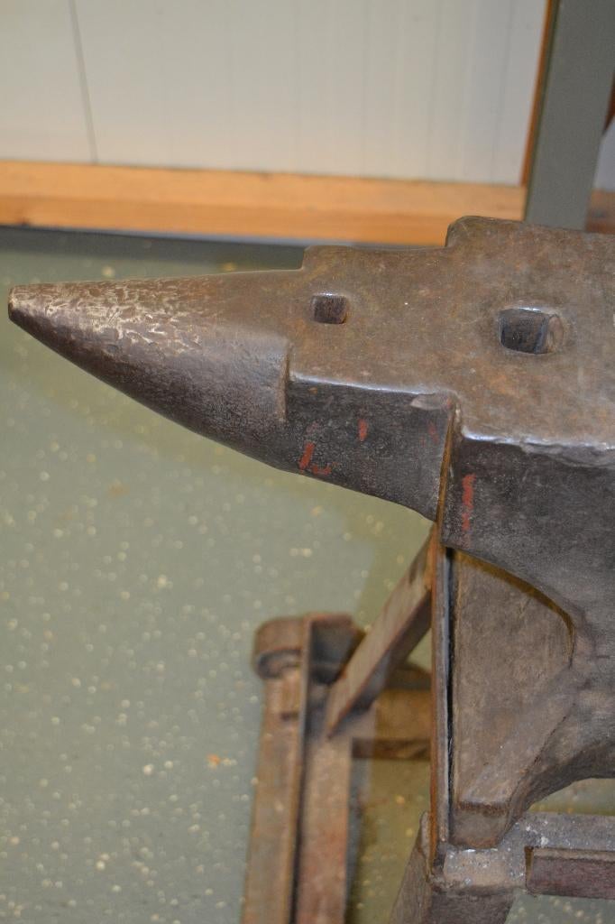 gesmeed aambeeld met metalen bok, Ophalen