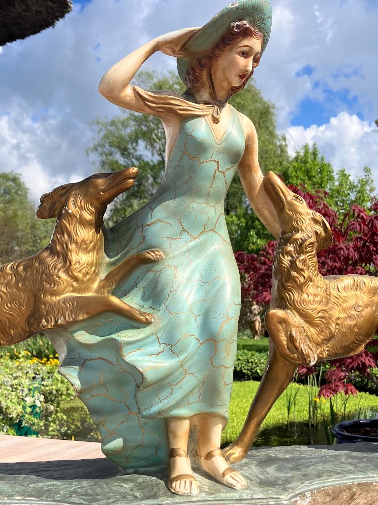 Groot Vintage schouwbeeld dame met windhonden, Art deco, Gips, Scène, Beeld