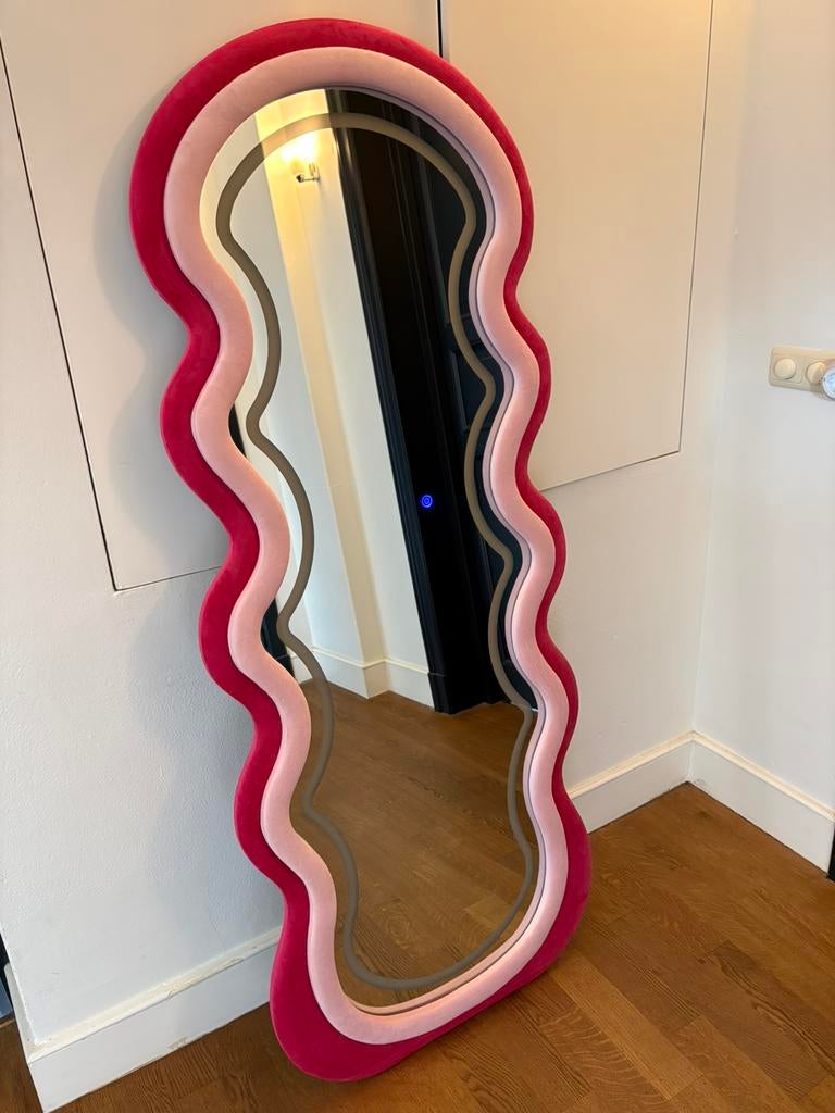 Pink LED Wavy Mirror – Full Length, Ophalen, Minder dan 50 cm, Zo goed als nieuw, Minder dan 100 cm