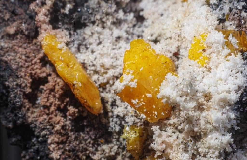 *TOP* WULFENIET op WILLEMIET (UV) uit Mexico, Ophalen of Verzenden, Mineraal