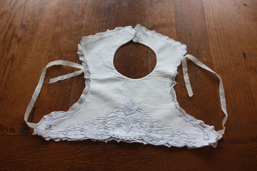 Oud slabbetje met blauw borduursel, Antiek en Kunst, Ophalen of Verzenden, Kinderen