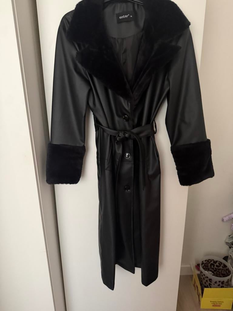 Zwarte lange jas met bontkraag en ceintuur, Kleding | Dames, Jassen | Winter, Ophalen of Verzenden, Gedragen, Maat 38/40 (M), Zwart