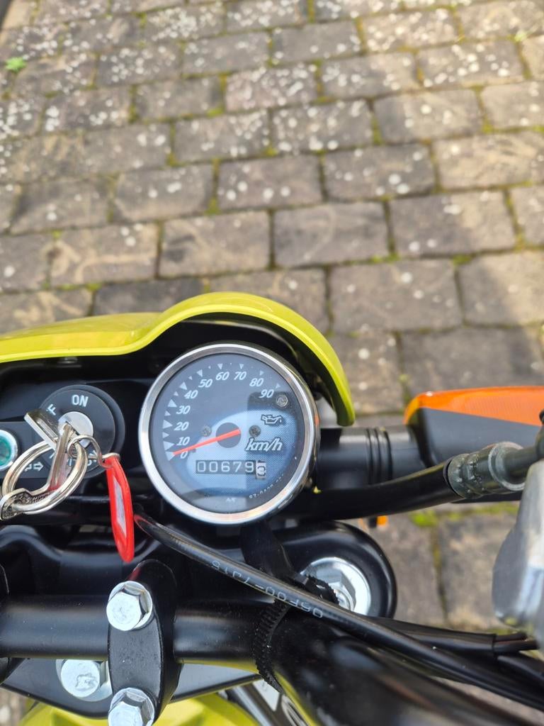 Suzuki streetmagic (street magic) 700 km buitenlandse pap, Fietsen en Brommers, Ophalen, Maximaal 45 km/u, Zo goed als nieuw, Benzine