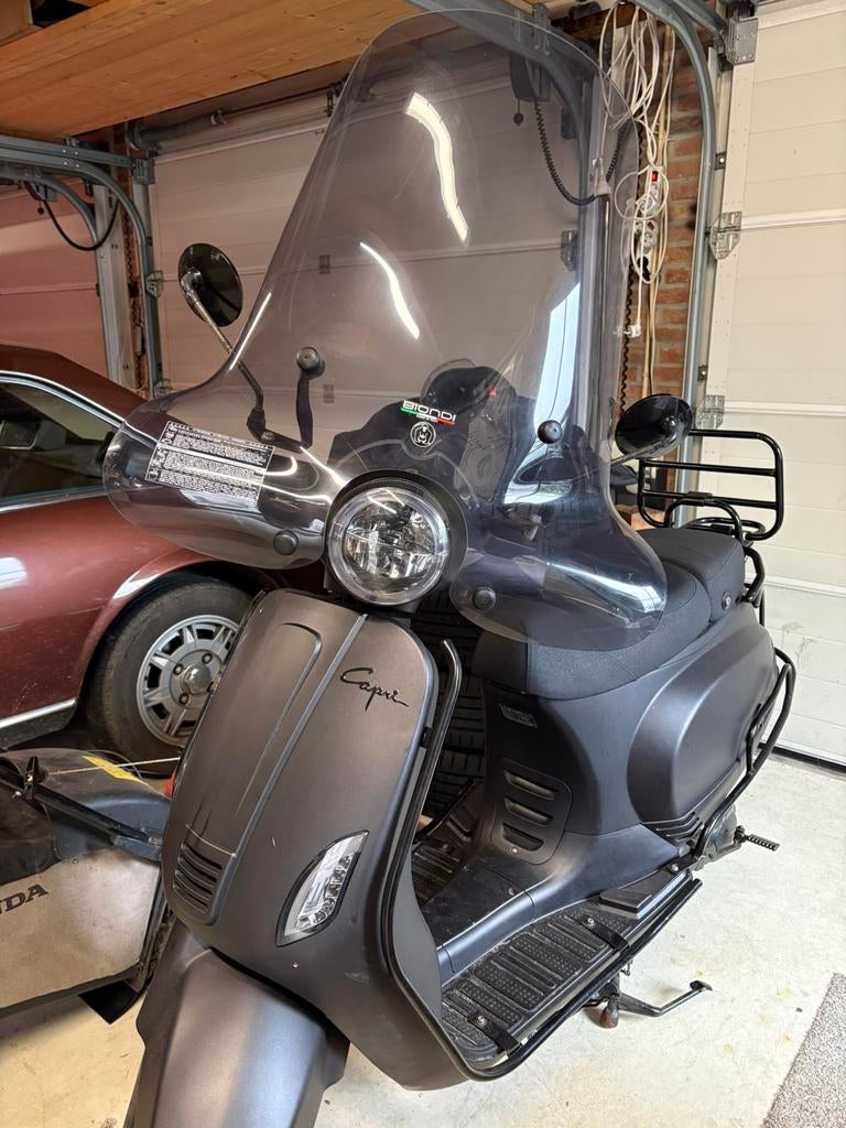 Scooter Capri/slot/beenkleed/helm(s), Zo goed als nieuw, Benzine, Ophalen, Overige merken
