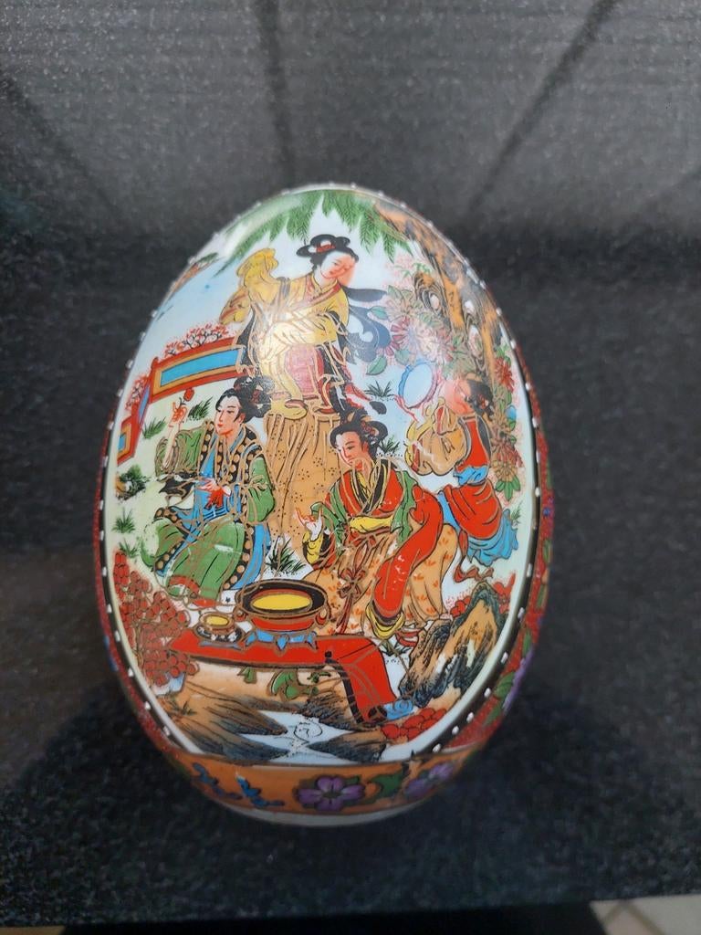 Decoratief (Satsuma) ei met Japans of Chinese figuren, Ophalen of Verzenden