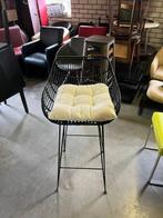 1 leuke Luxe rotan zwarte barkruk met kussen, Huis en Inrichting, Barkrukken, Ophalen, Metaal, Met voetsteun, 60 tot 90 cm