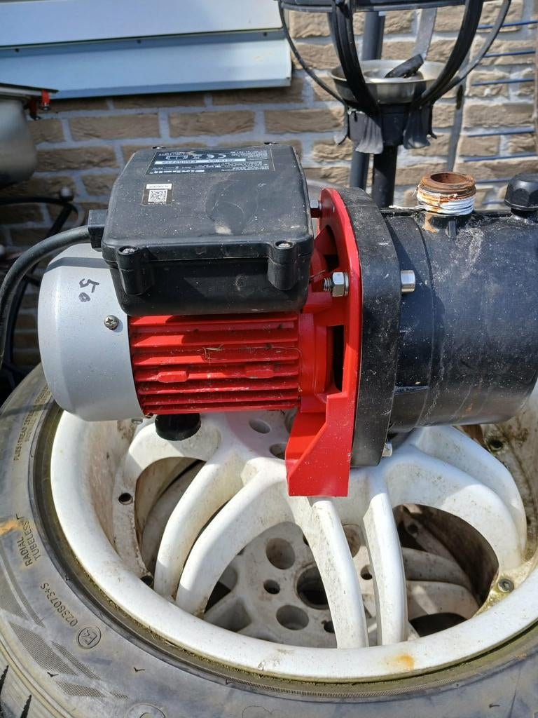 Goedwerkende waterpomp, Ophalen, Gebruikt, Elektrisch