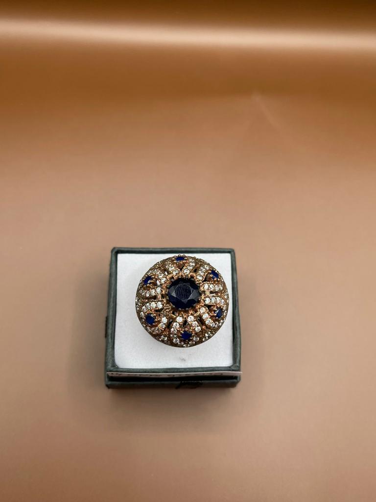 Onyx ring maat 14 met blauwe en witte steentjes, Nieuw, Ophalen of Verzenden, Kleiner dan 17, X