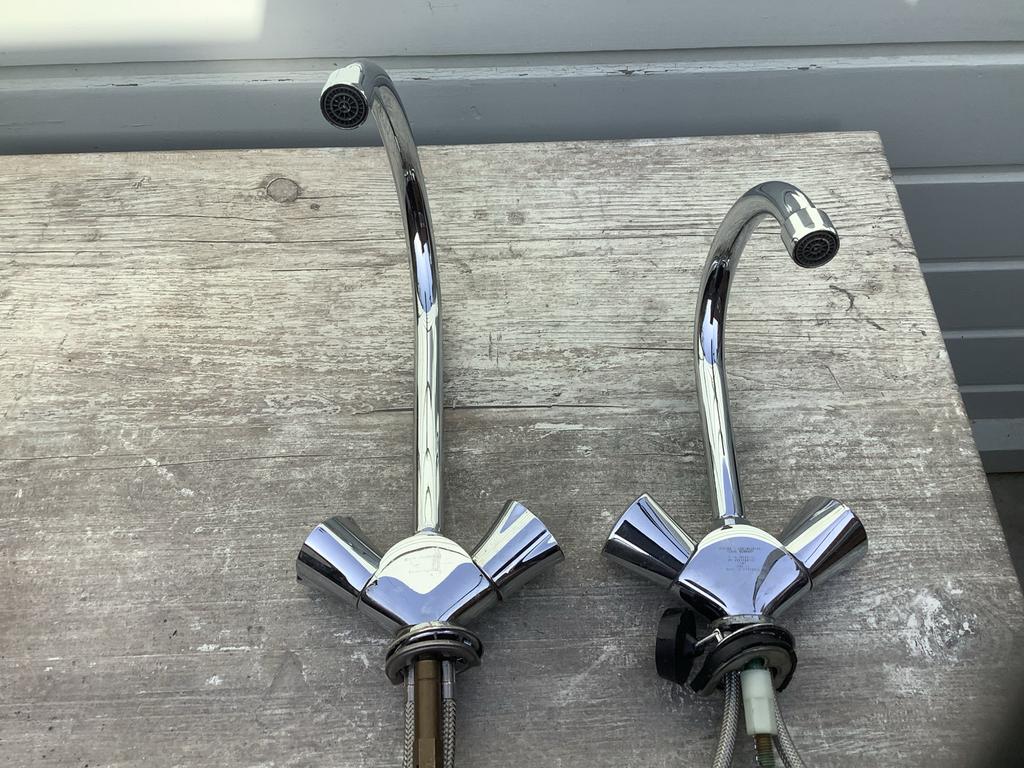 Keukenkraan en wastafelkraan - Zo goed als nieuw, Doe-het-zelf en Verbouw, Sanitair, Ophalen of Verzenden, Zo goed als nieuw, Chroom