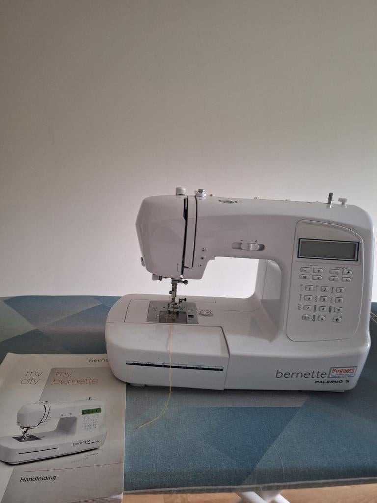 Te koop.Bernina naaimachine Palermo 5 en Lewenstein Locker, Ophalen of Verzenden, Naaimachine, Bernina